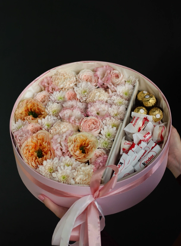 Круглая коробка с розами Мелон Экспрешн, эустомой и конфетами 1135