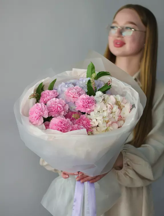 Букет с диантусами и гортензией 1148