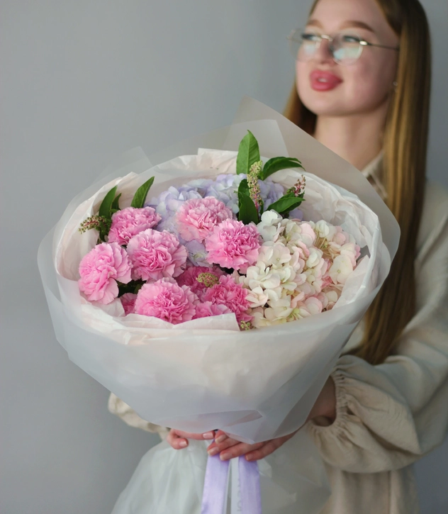 Букет с диантусами и гортензией 1148