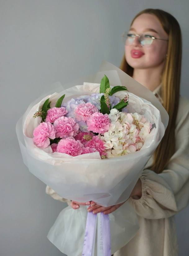 Букет с диантусами и гортензией 1148