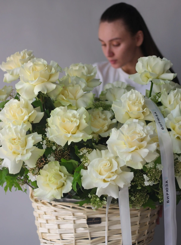 Корзина с розами Мондиаль и бирючиной 1134