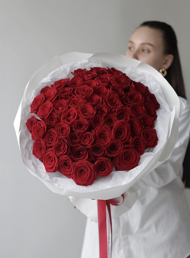 Букет из 59 красных роз Ред наоми 1090