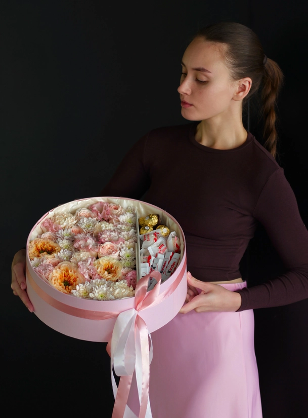 Круглая коробка с розами Мелон Экспрешн, эустомой и конфетами 1135