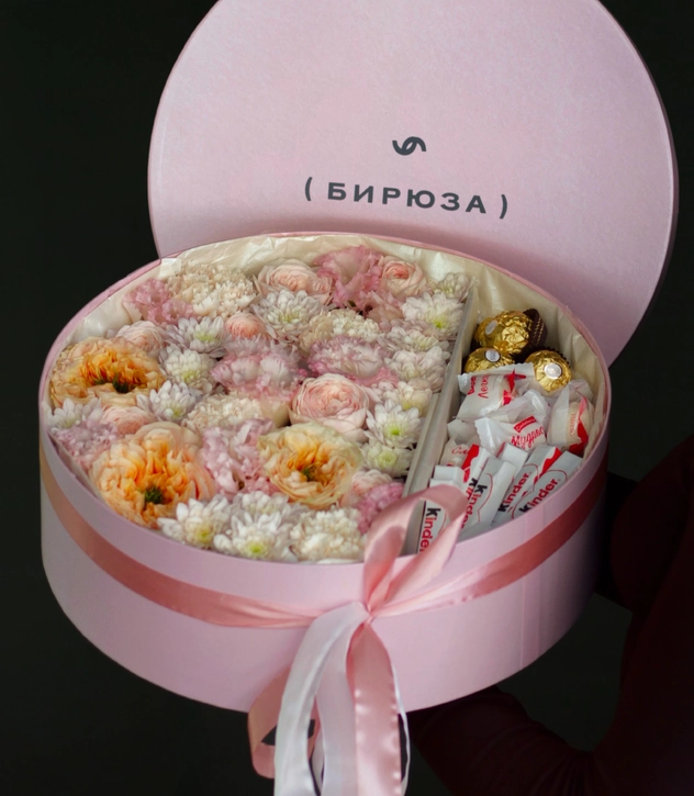 Круглая коробка с розами Мелон Экспрешн, эустомой и конфетами 1135