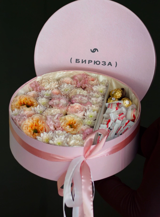 Круглая коробка с розами Мелон Экспрешн, эустомой и конфетами 1135
