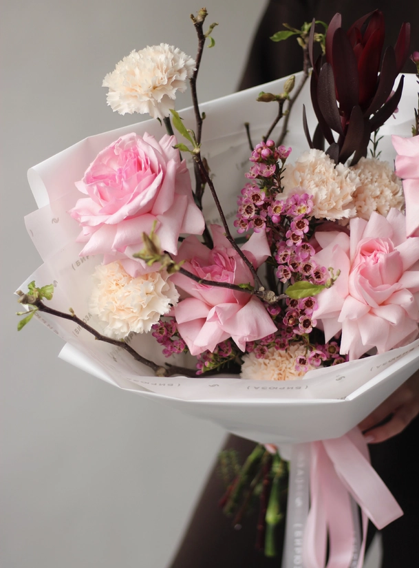 Букет с розами Пинк Охара, диантусами и леукадендроном 1154