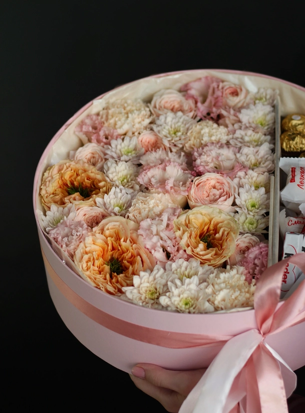 Круглая коробка с розами Мелон Экспрешн, эустомой и конфетами 1135