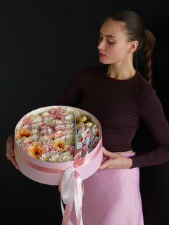 Круглая коробка с розами Мелон Экспрешн, эустомой и конфетами 1135