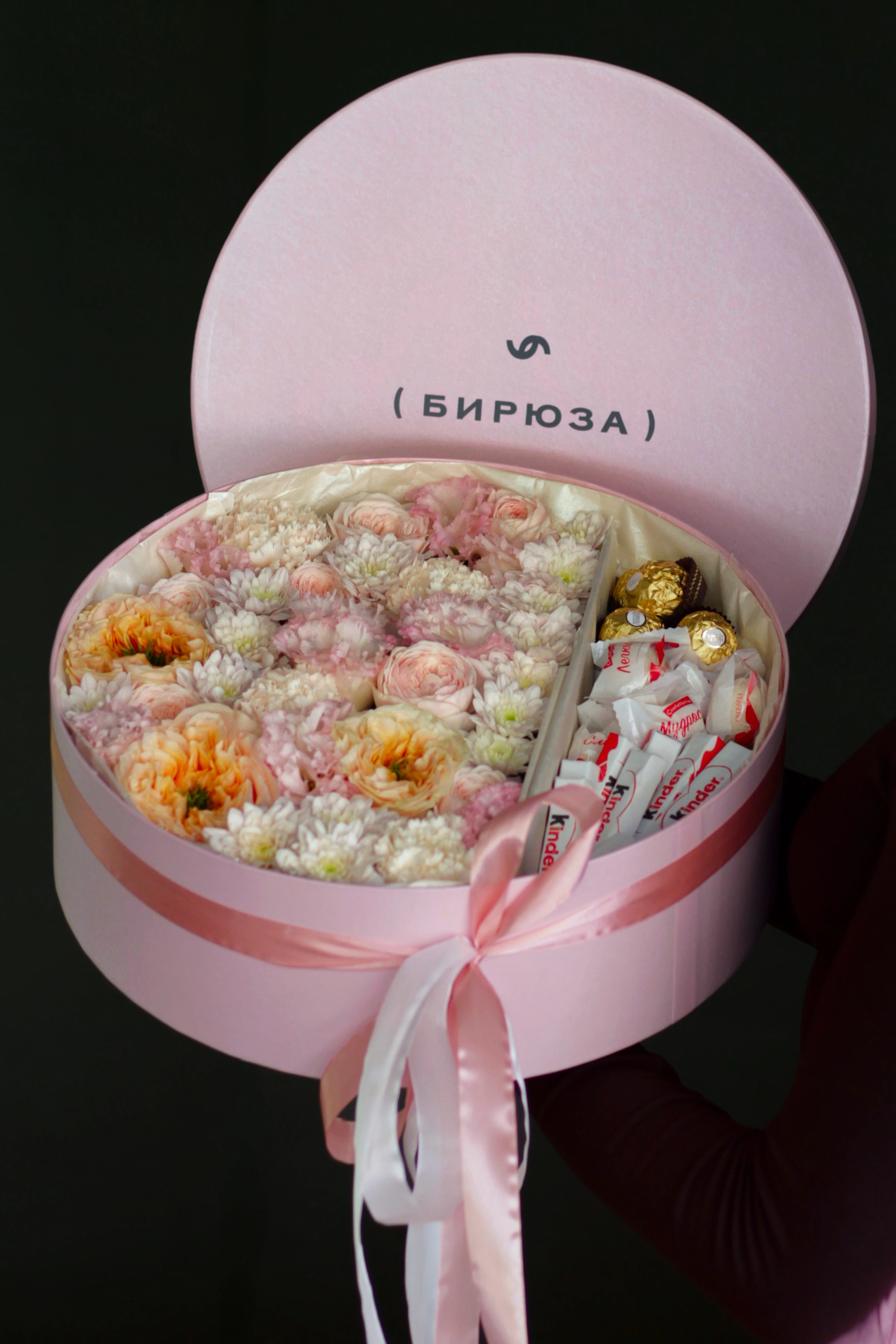Круглая коробка с розами Мелон Экспрешн, эустомой и конфетами 1135