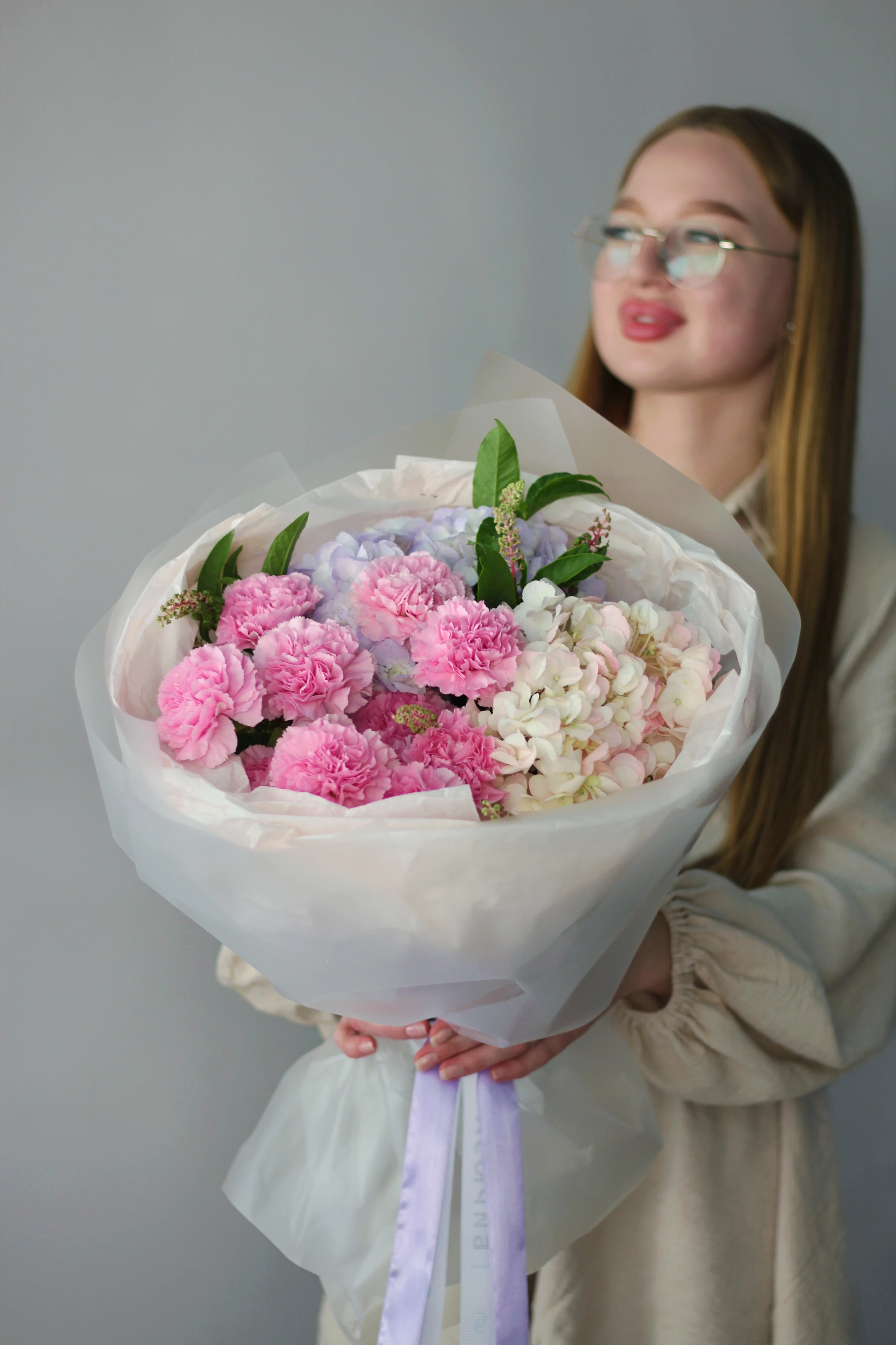 Букет с диантусами и гортензией 1148